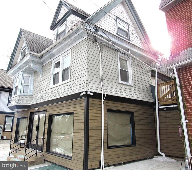 Building Photo - 708 Oak Ln