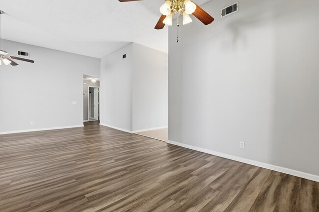 Building Photo - 10 Chamois Ct