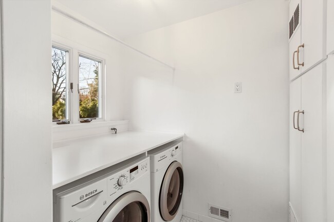 Building Photo - Downtown Davis Cottage-Available for Spring Move In