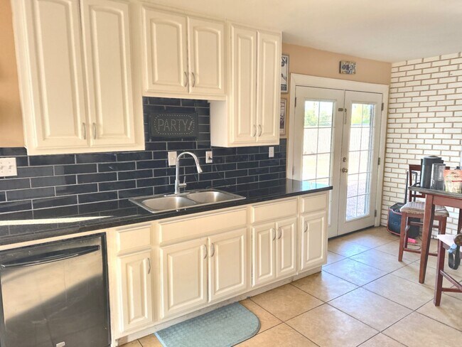 Building Photo - Open Hse.  6-18-26  4:30 - 5:30pm;      ASU   REMODELED -  5BR/2BA HOUSE SWIMMING POOL, BUILT IN ...