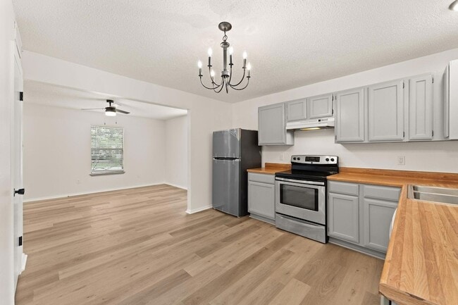 Building Photo - 15205 Cavalier Canyon Dr
