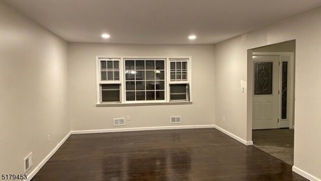 Building Photo - 4 Fern Ct