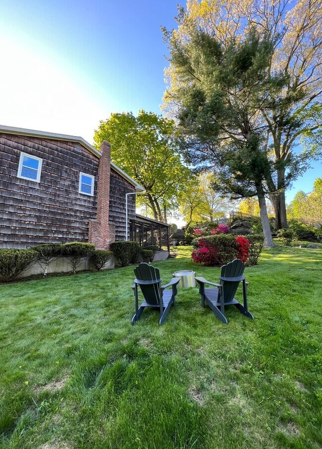 Building Photo - Spacious Well Maintained 3 Bedroom 2.5-Bat...