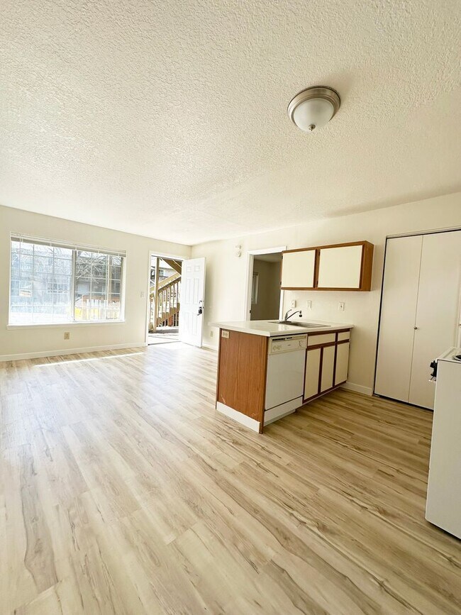 Building Photo - 4940-4950-4950 SW 45th Ave