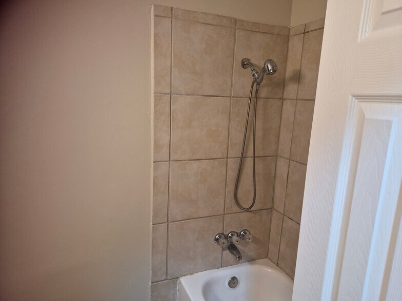 Building Photo - 5629 Queen Mary Ln