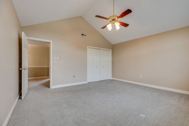 Building Photo - Experience lakefront living at its finest in the heart of East TN