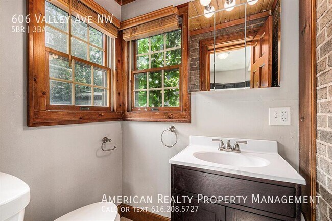 Building Photo - 606 Valley Ave NW