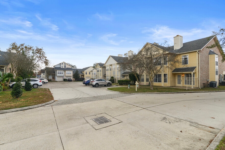 Lots of off street parking - 2205 Audubon Trce