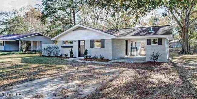 Building Photo - 361 Mary Ann Dr