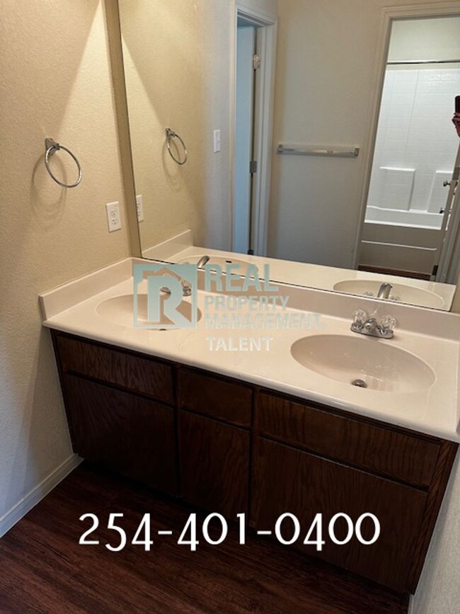 Building Photo - Charming 3-Bedroom, 2.5-Bathroom Duplex in...