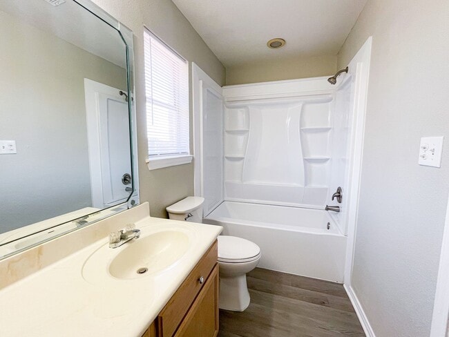 Building Photo - 3307 Southhill Dr