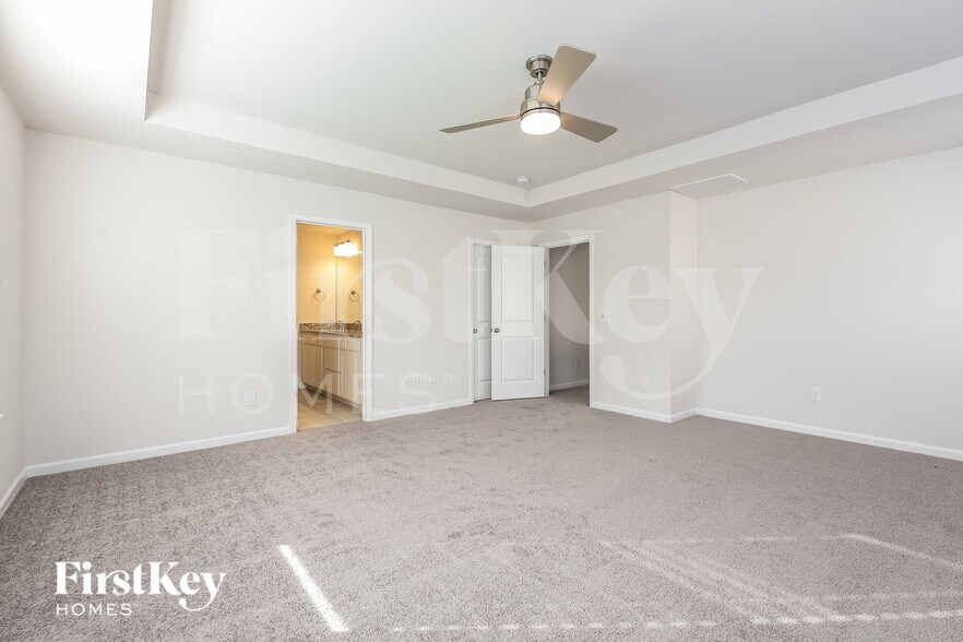 Building Photo - 566 Hillpark Ln