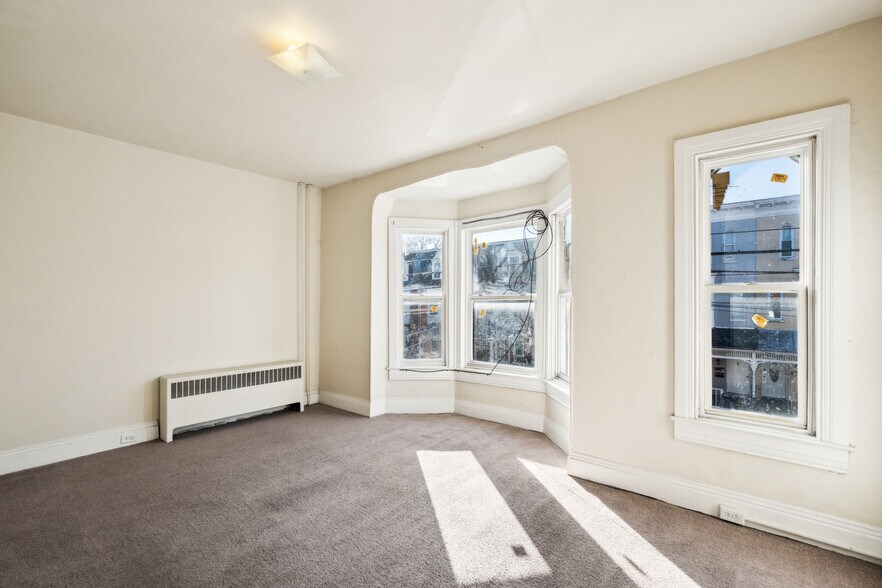 Building Photo - 657 W King St