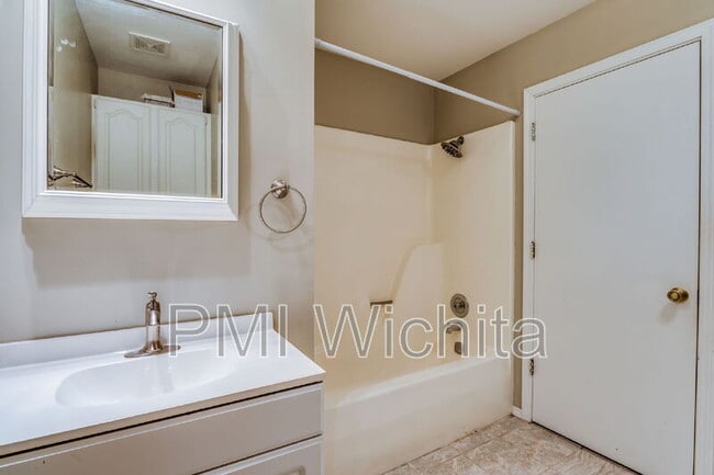 Building Photo - 1707 E Pinion Rd