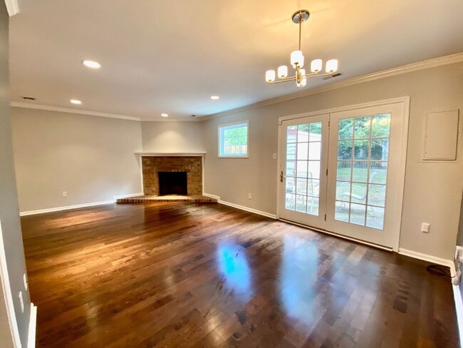 Building Photo - Amazing 3 Bedroom Townhome with Fenced Bac...