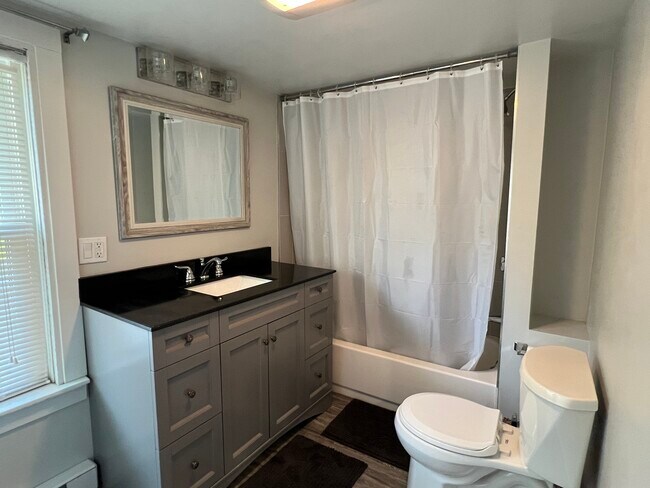 Building Photo - 410 Pequot Ave