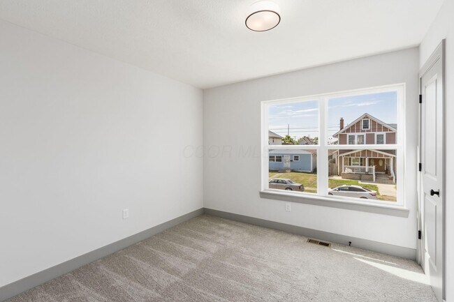 Building Photo - 858 E Starr Ave