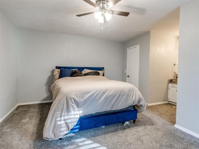 Building Photo - 4124 Overland Dr