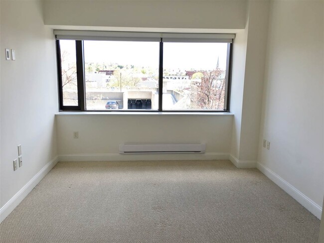 Building Photo - 875 Elm St