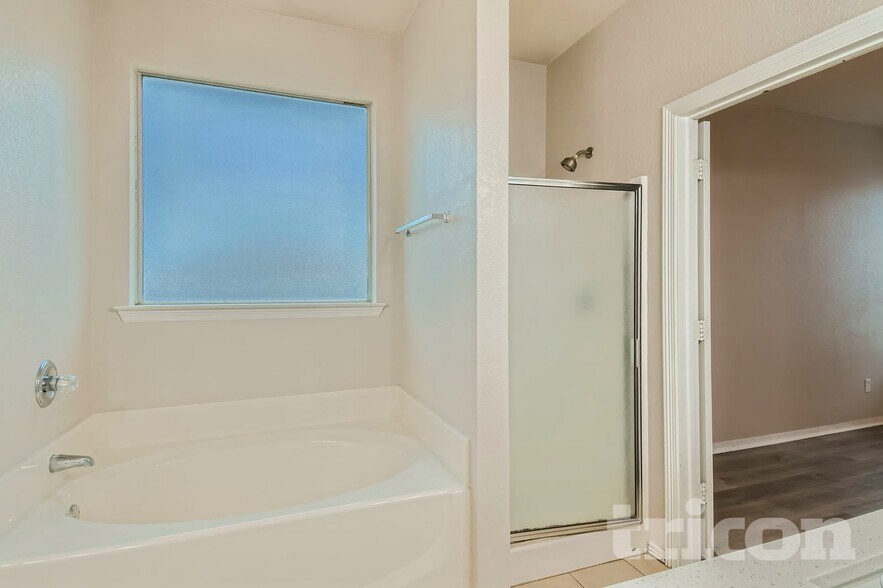 Building Photo - 7101 Crenshaw Dr