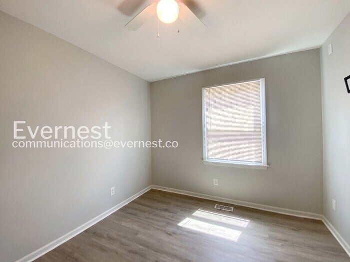 Building Photo - 1104 E Pineview St