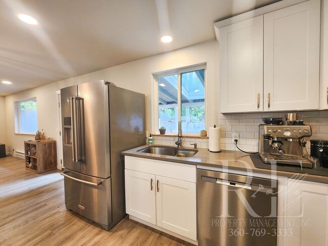 Building Photo - Rambler with Fantastic Covered Deck & Community Pool