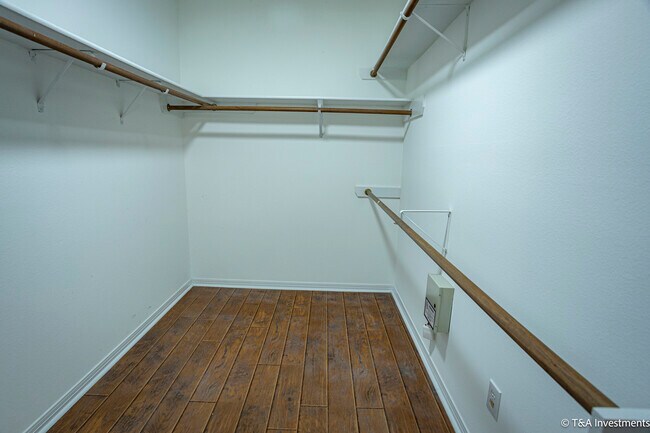 Walking Closet - Master - 25015 Lost Arrow