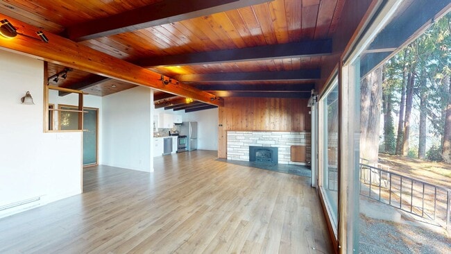 Building Photo - ***PENDING APPLICATION***Fantastic 3 Bedroom Home with Gorgeous Ocean View