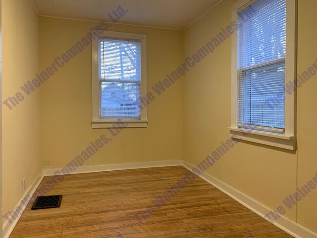 Building Photo - 2 Bedroom House Available Now!