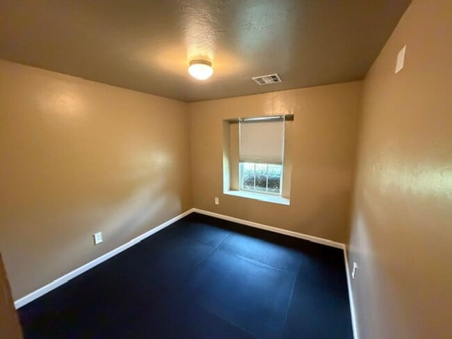 Building Photo - Adorable OKC home with 3 bed, 2 bath, 2 car garage in Mustang Schools!