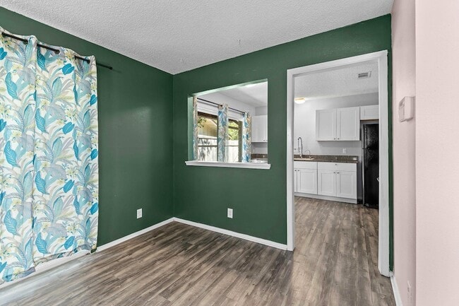 Building Photo - 9011 Quail Valley Dr