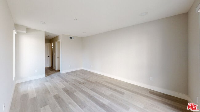 Building Photo - 953 N Mariposa Ave