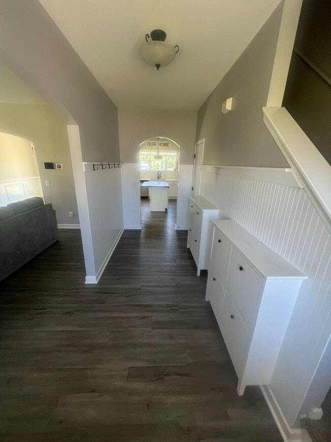 Building Photo - 303 Breezeway Dr