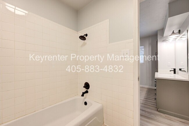 Building Photo - REMODELED 2 Bed 2 Bath 1 Mile West from Campus!