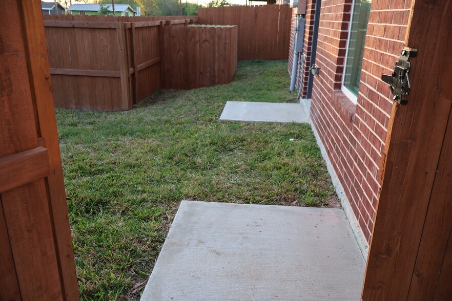 Building Photo - 1005 Hidden Hills St