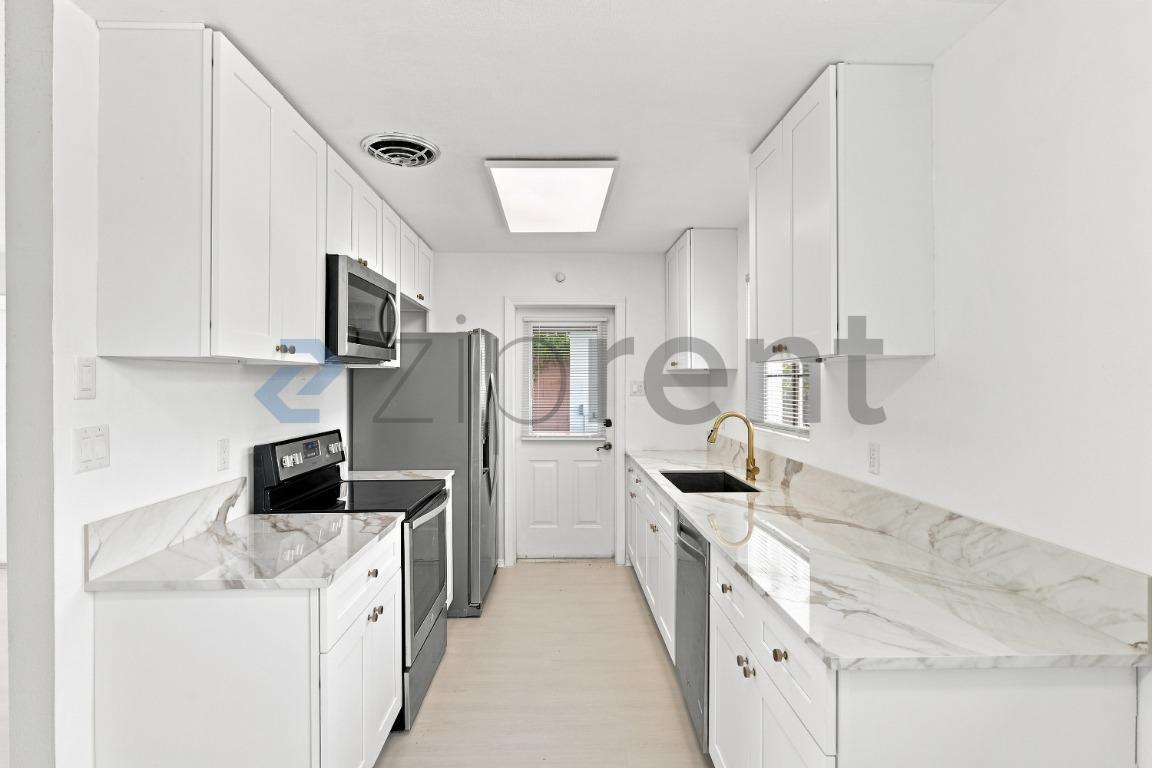 Building Photo - Unit