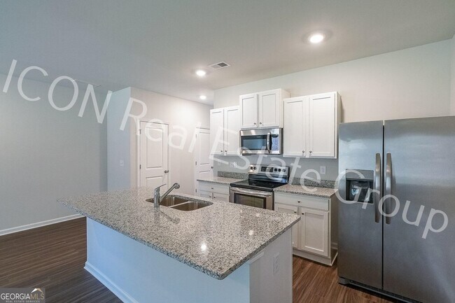 Building Photo - 124 Village Green Dr