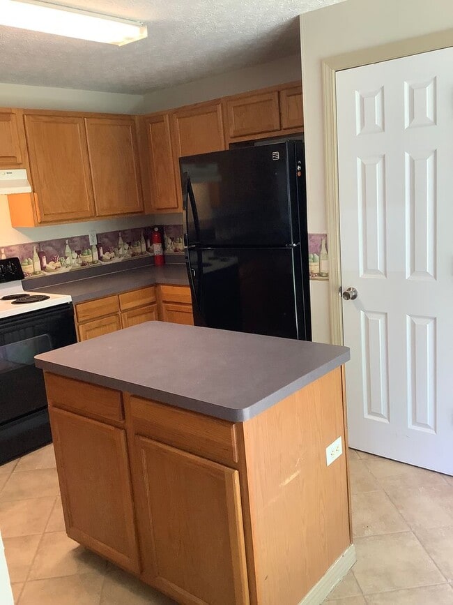 Building Photo - Spacious 3BR/3BA Townhome in PRIME location!!