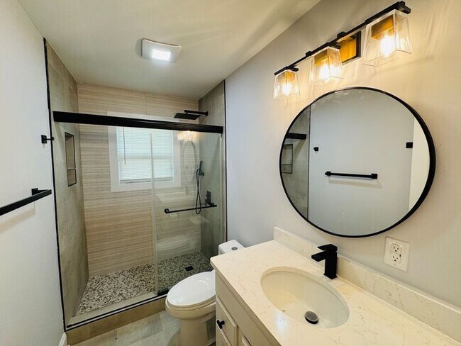 Building Photo - Adorable home minutes from everything