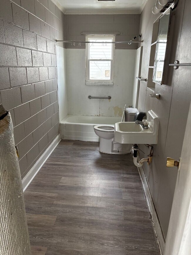 Building Photo - 2 bedroom, 1 bathroom home available in Winston-Salem!