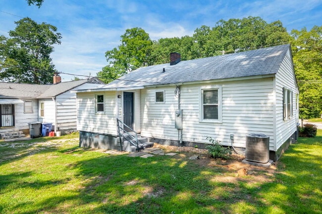 Building Photo - Renovated 2 BR, 1 BA quaint home in Spartanburg under $1200/mo rent