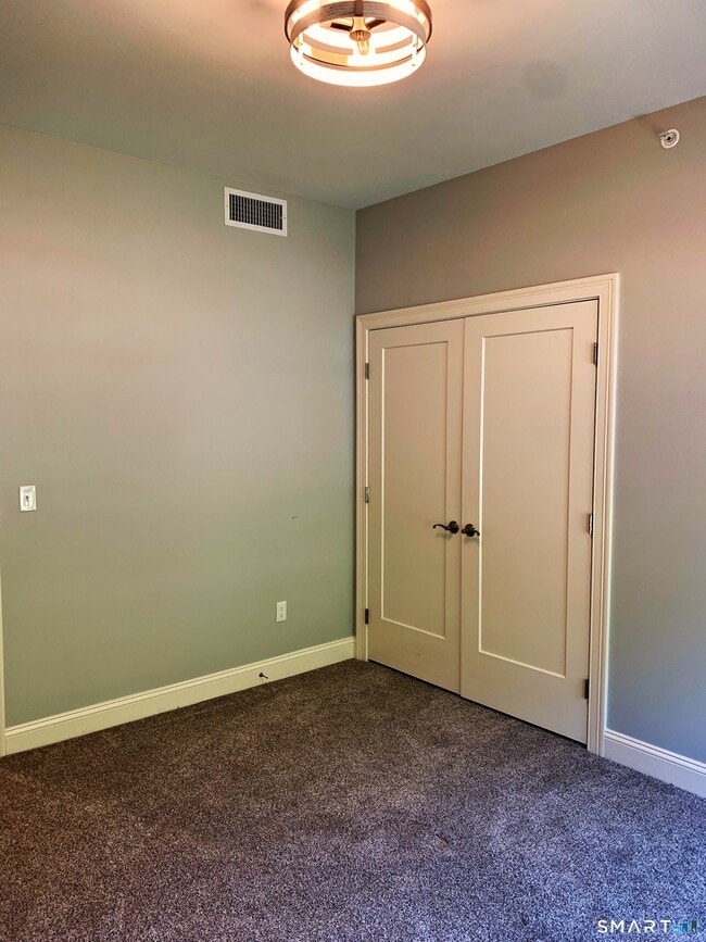 Building Photo - 502 Edgewater Cir