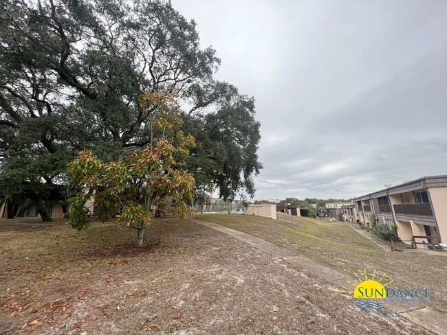 Building Photo - Stunning Spanish Villas Condo in Fort Walt...