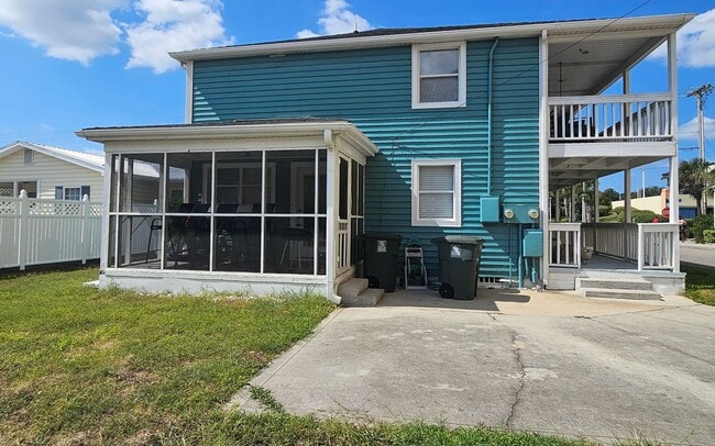 Building Photo - Snowbird Rental or Short-Term Getaway – Just Steps from the Beach!