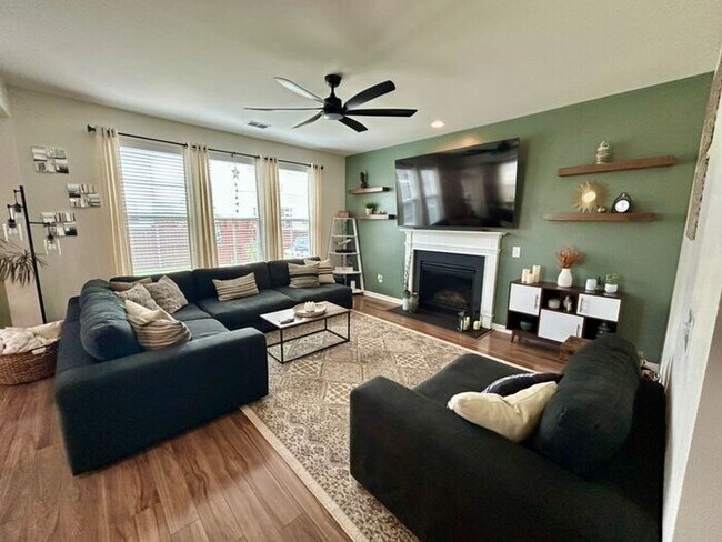Building Photo - **Beautifully Maintained 3 Bedroom Home with Study, Screened Porch & Fenced Yard**