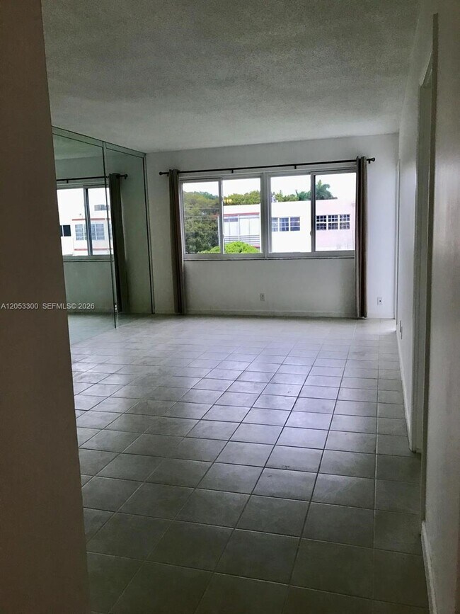 Building Photo - 2200 Park Ln