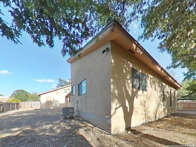 Building Photo - 8823 Wellesley Manor Dr