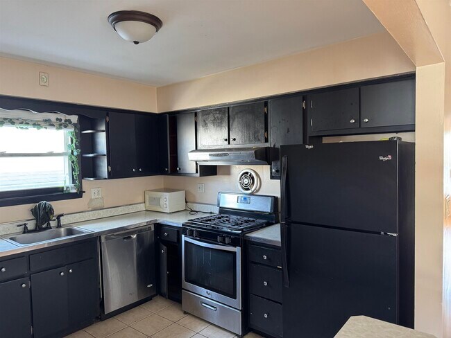 Building Photo - 108 Evergreen St