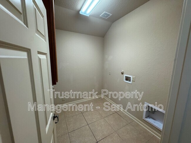 Building Photo - 450 Flippin Estates