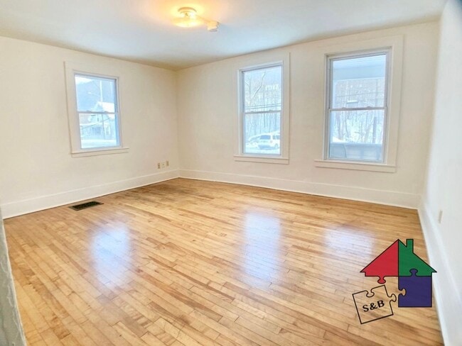 Building Photo - 300 Elm St